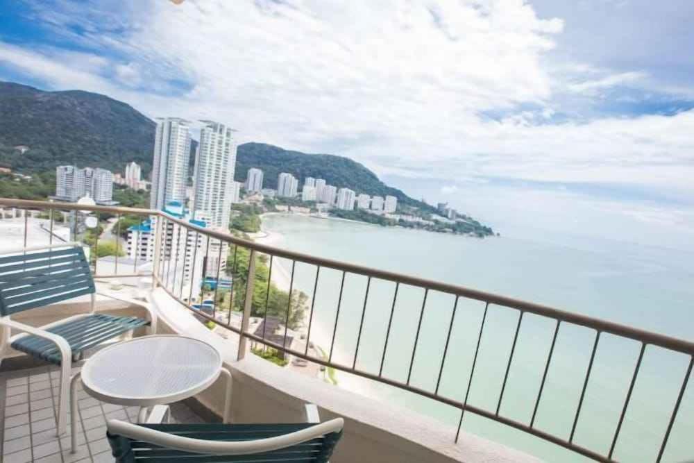 Rainbow Paradise Beachfront Penang Tanjung Bungah  Zewnętrze zdjęcie
